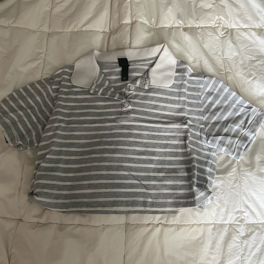 grey cropped tee